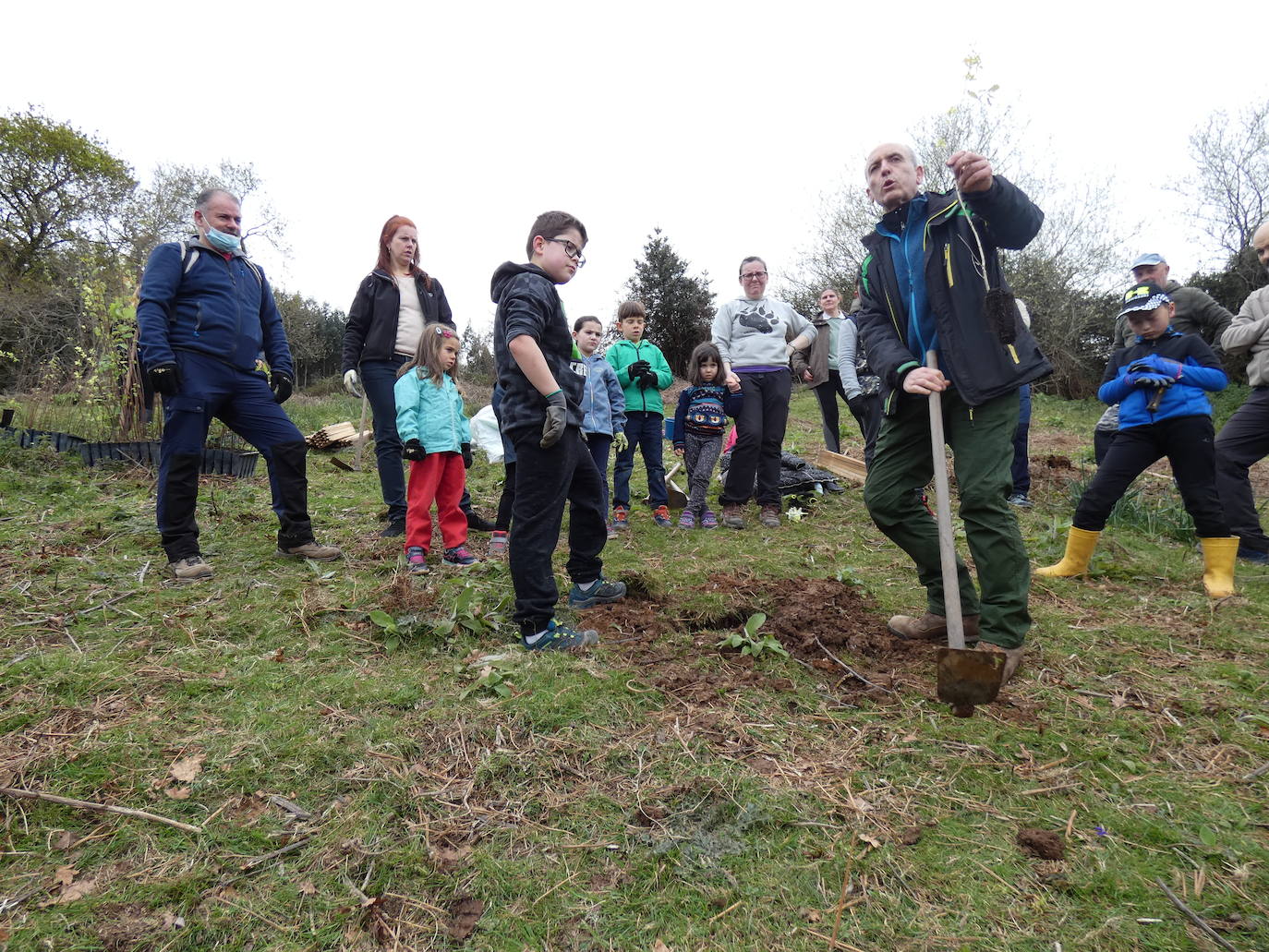 Fotos: Más de 80 voluntarios han participado en Colindres en la plantación de 200 árboles de distintas especies para conmemorar el Día del Árbol