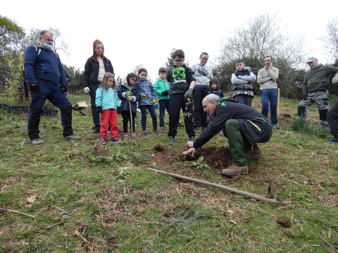 Fotos: Más de 80 voluntarios han participado en Colindres en la plantación de 200 árboles de distintas especies para conmemorar el Día del Árbol