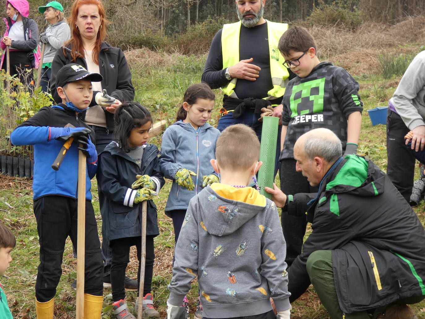 Fotos: Más de 80 voluntarios han participado en Colindres en la plantación de 200 árboles de distintas especies para conmemorar el Día del Árbol