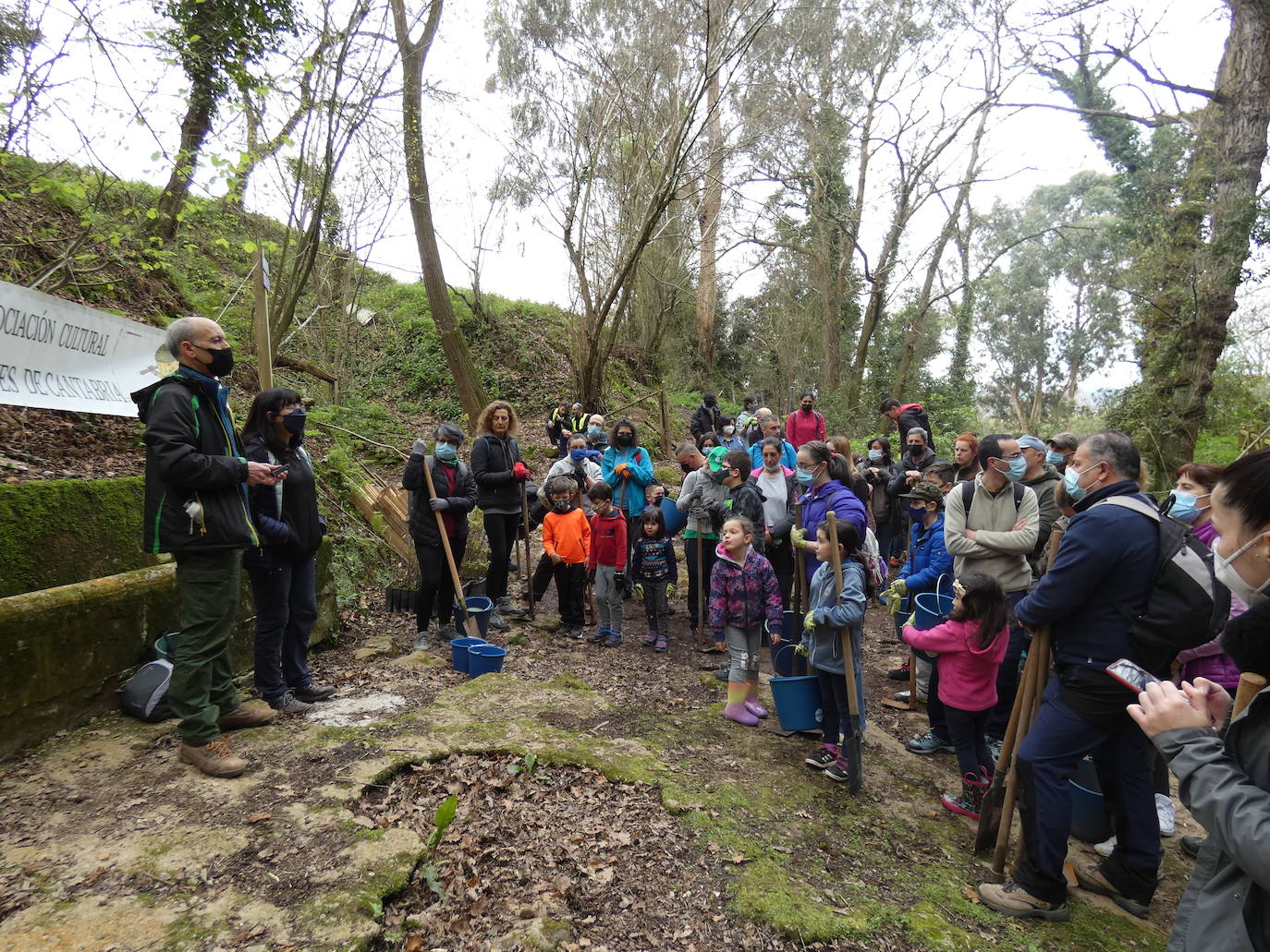 Fotos: Más de 80 voluntarios han participado en Colindres en la plantación de 200 árboles de distintas especies para conmemorar el Día del Árbol