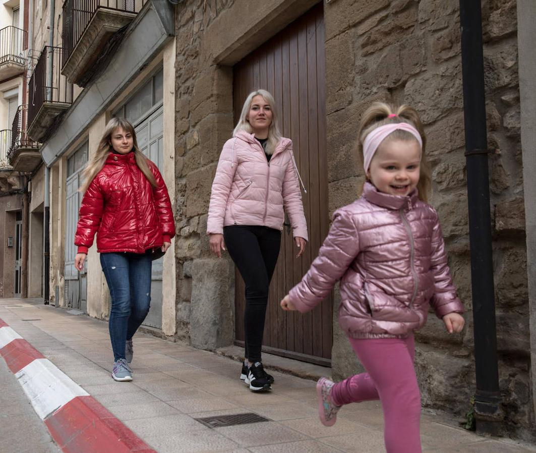 Nina (a la izquierda), junto a su hija Adelia, llegaron hace dos semanas en un autocar de línea regular que une Ucrania con Barcelona con parada en Guissona. Su hermana Angelika las acoge en su casa junto a su hija Ilona y su marido. En la imagen, las tres se dirigen al colegio Mestre Ramon Estadella i Torradeflot a recoger a Ilona, la hija de Angelika.