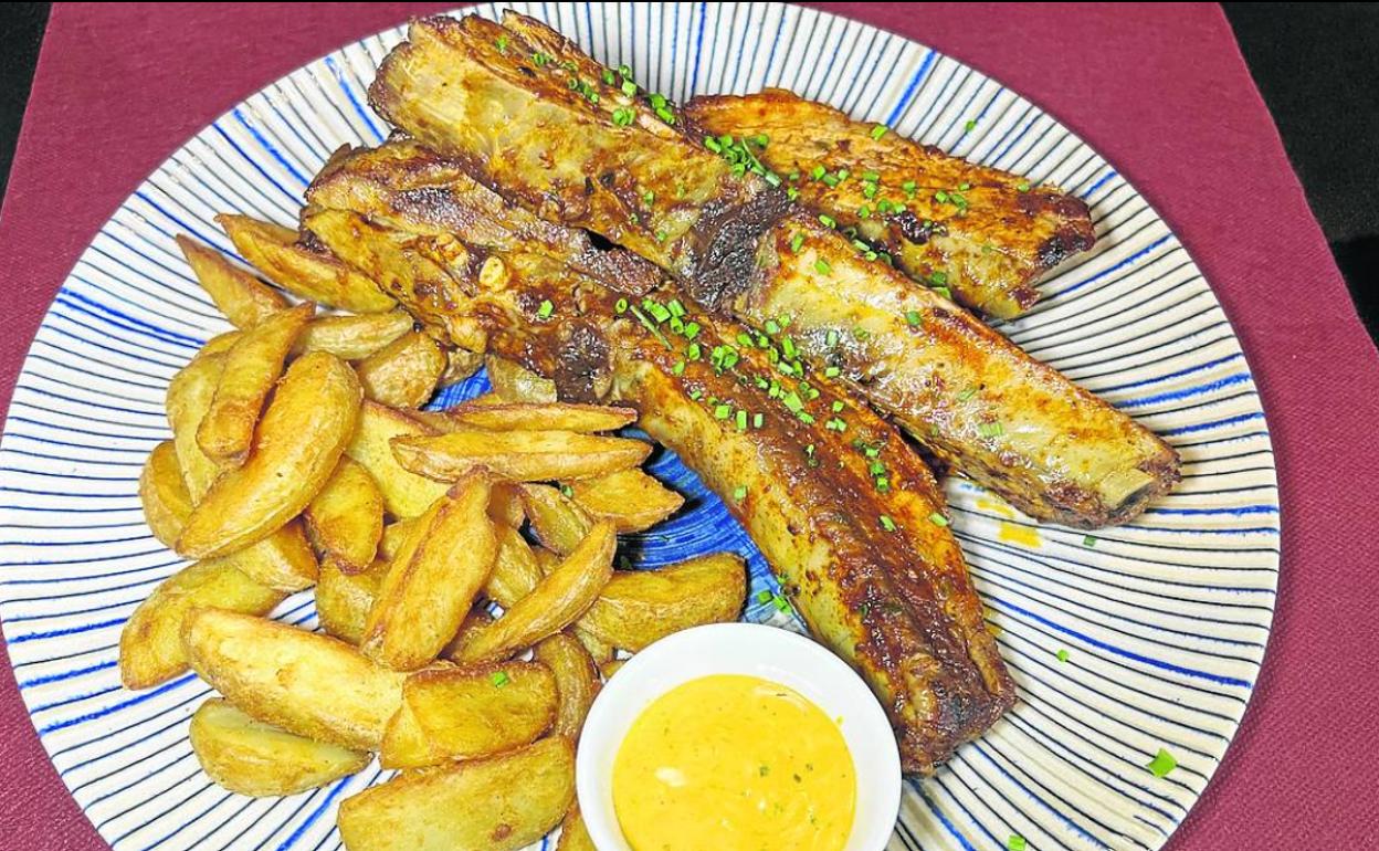 Costilla asada con patatas gajo. 