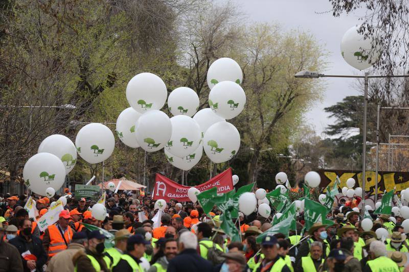 Un «SOS» para no dejar «morir el mundo rural», «asfixiado» desde hace años por el aumento de los carburantes, de la electricidad, de las materias primas y de la sequía. 