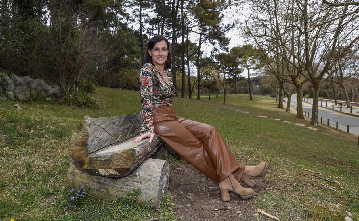 La alcaldesa de Santander, Gema Igual, posa en los jardines de la península de La Magdalena, cerca de las caballerizas. 