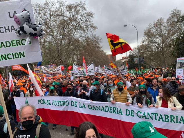 Fotos: Más de cuatro mil cántabros se suman en Madrid al clamor en defensa del mundo rural