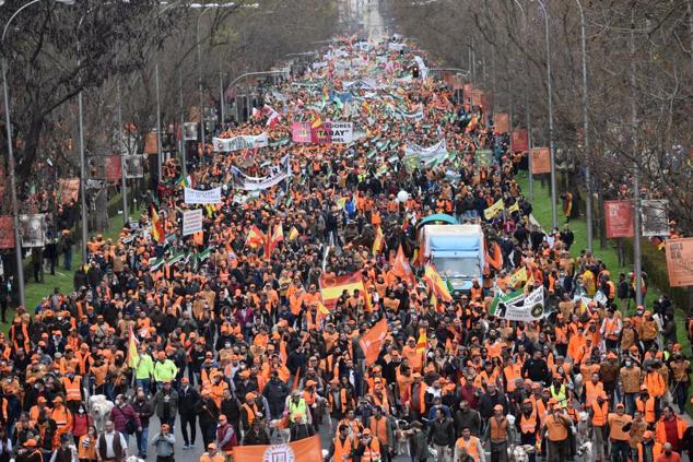 Fotos: Más de cuatro mil cántabros se suman en Madrid al clamor en defensa del mundo rural