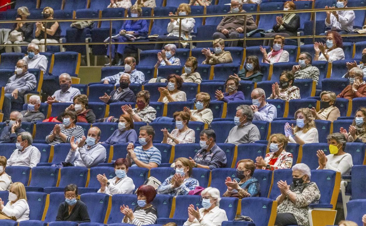 Espectadores en un espectáculo del Palacio de Festivales que aún no ofrece todas sus butacas disponibles. 