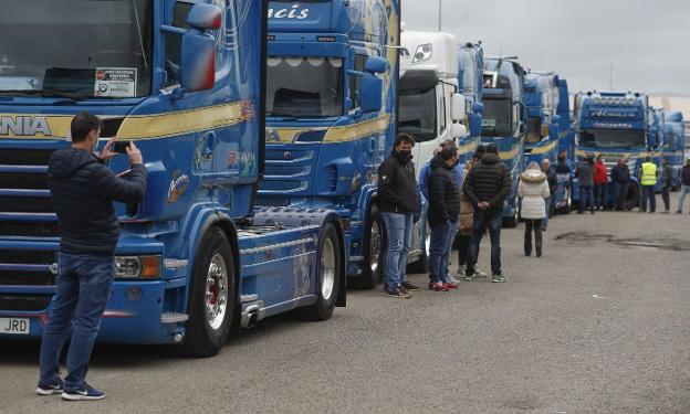 La huelga de transportistas entra en su semana clave a la espera de la negociación en Madrid