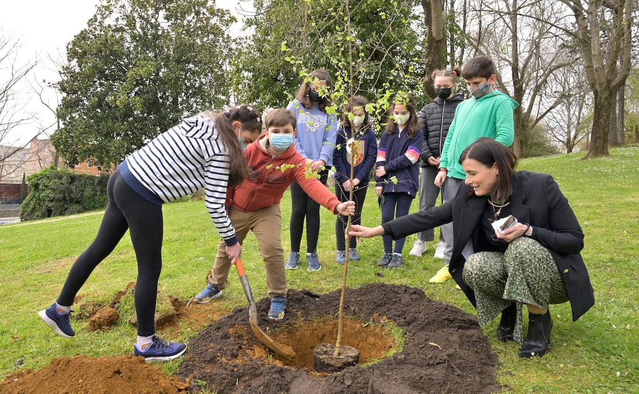 Escolares de Santander plantan árboles en cinco parques con motivo del Día de los Bosques