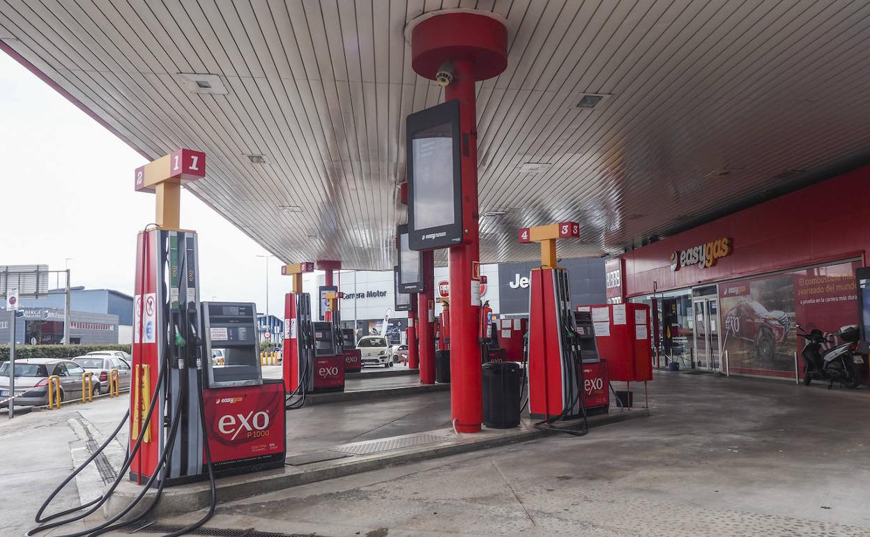 La gasolinera de EasyGas, en la avenida de Parayas, cerró este mediodía. 