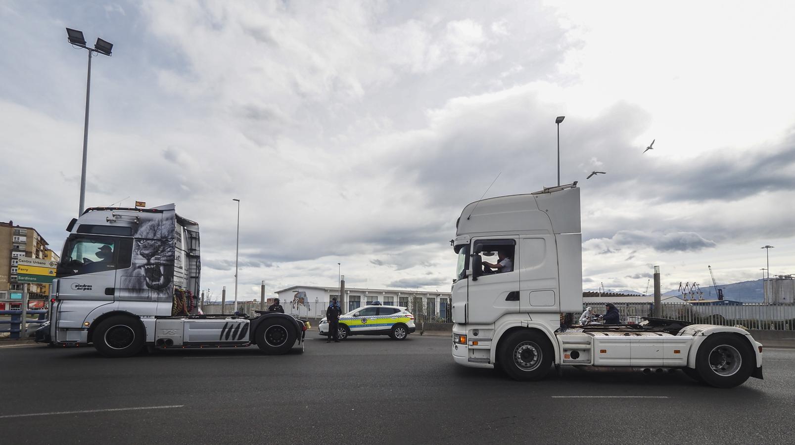 Cientos de cabezas tractoras han cogido la S-10 hacia el centro de la ciudad en una prostesta no autorizada que coincide con otra por la A-67 hasta Torrelavega. 