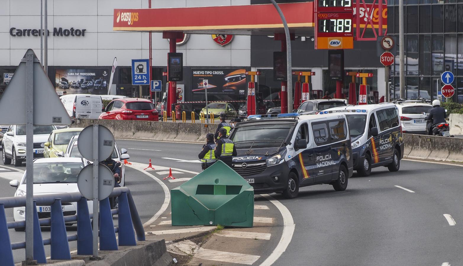 Cientos de cabezas tractoras han cogido la S-10 hacia el centro de la ciudad en una prostesta no autorizada que coincide con otra por la A-67 hasta Torrelavega. 