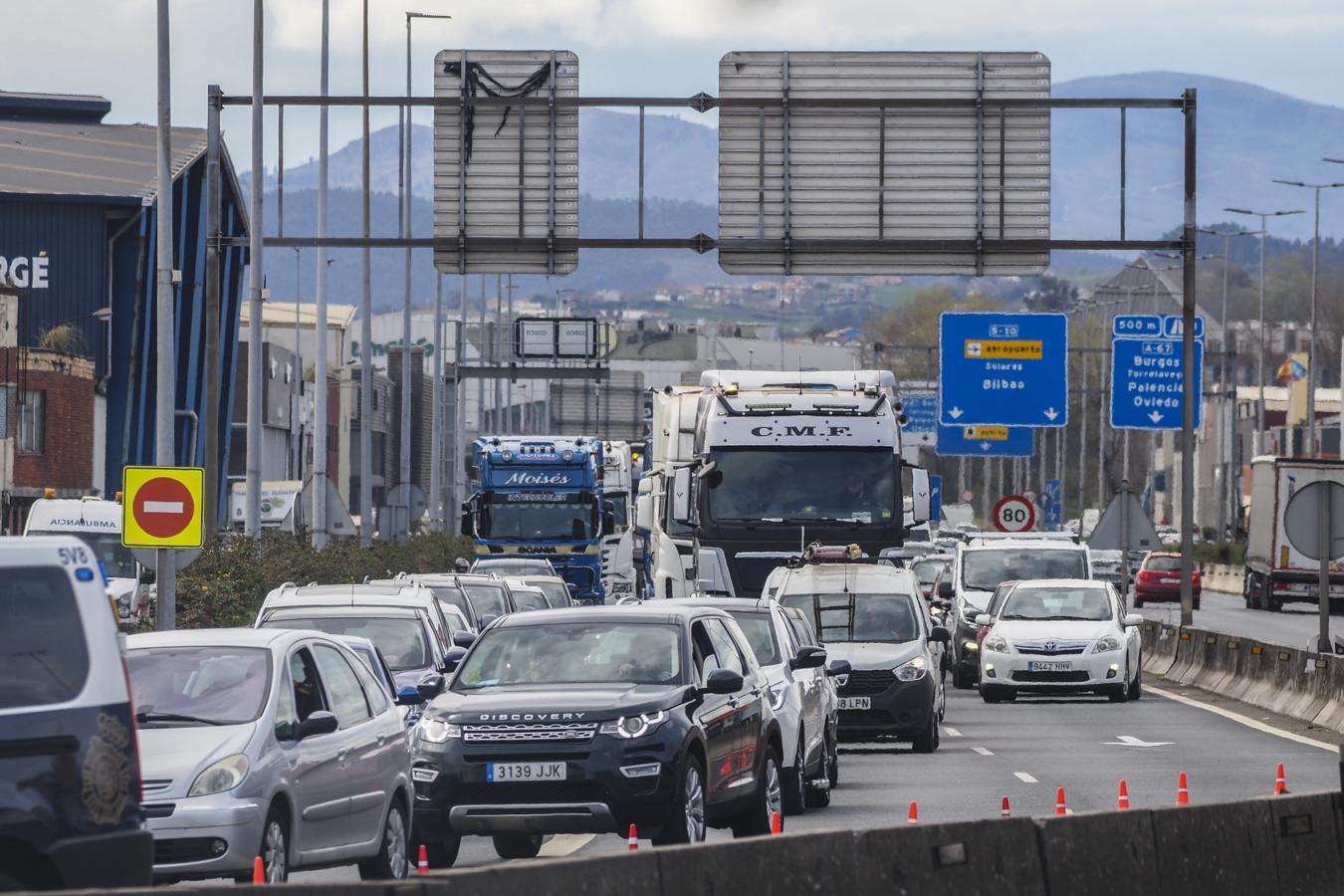 Cientos de cabezas tractoras han cogido la S-10 hacia el centro de la ciudad en una prostesta no autorizada que coincide con otra por la A-67 hasta Torrelavega. 