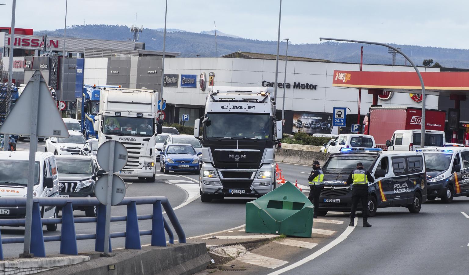 Cientos de cabezas tractoras han cogido la S-10 hacia el centro de la ciudad en una prostesta no autorizada que coincide con otra por la A-67 hasta Torrelavega. 