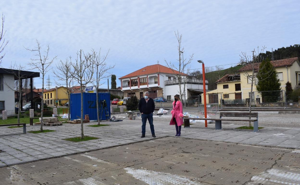 La alcaldesa, Verónica Samperio, y el concejal de Obras, Antonio Gómez, visitaron el lugar donde se están llevando a cabo las obras.