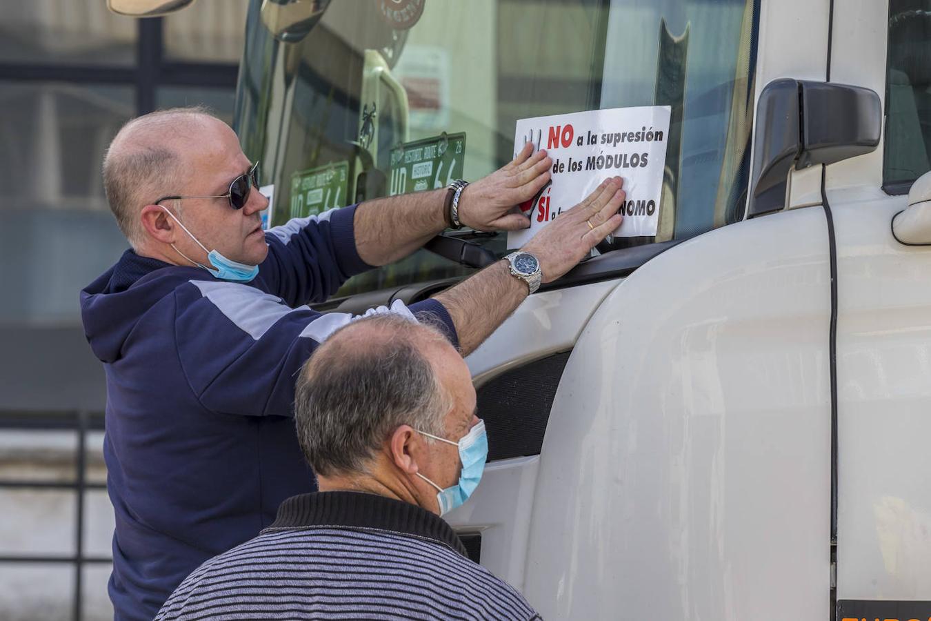 La explanada de Raos en la que se encuentra la Ciudad del Transportista ha estado repleta de cabezas tractoras estacionadas, listas para participar en la protesta.