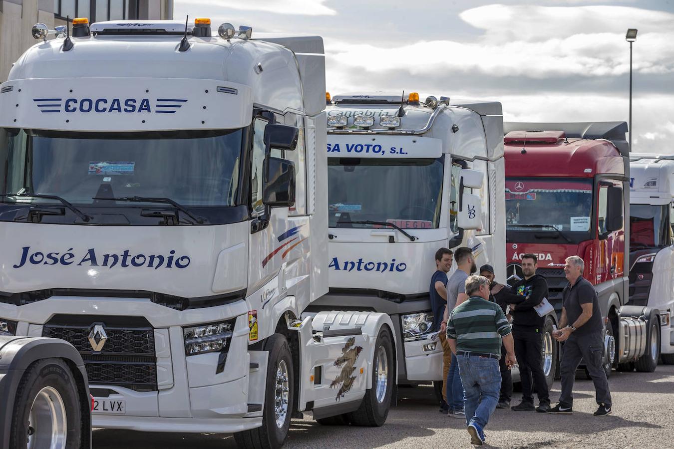 La explanada de Raos en la que se encuentra la Ciudad del Transportista ha estado repleta de cabezas tractoras estacionadas, listas para participar en la protesta.