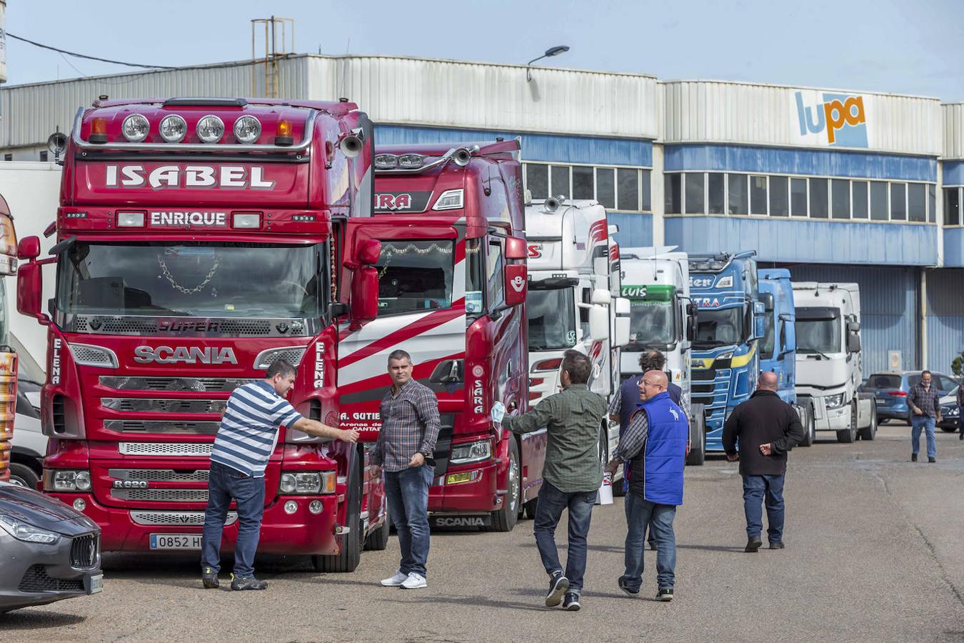 La explanada de Raos en la que se encuentra la Ciudad del Transportista ha estado repleta de cabezas tractoras estacionadas, listas para participar en la protesta.