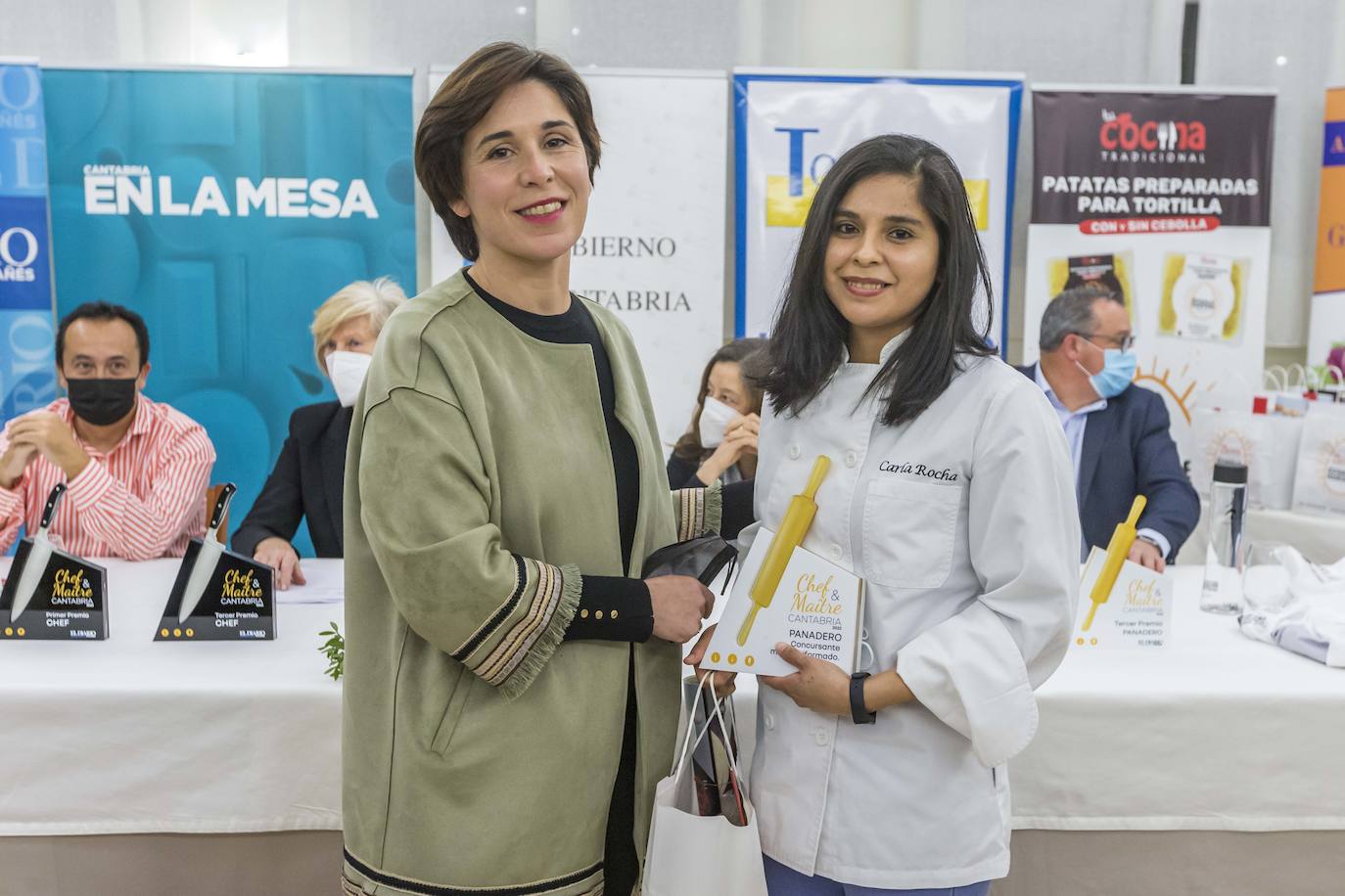 Sheila Miguel, de Multiuniformes, y Janery Rodríguez, premio a la concursante mejor uniformada.