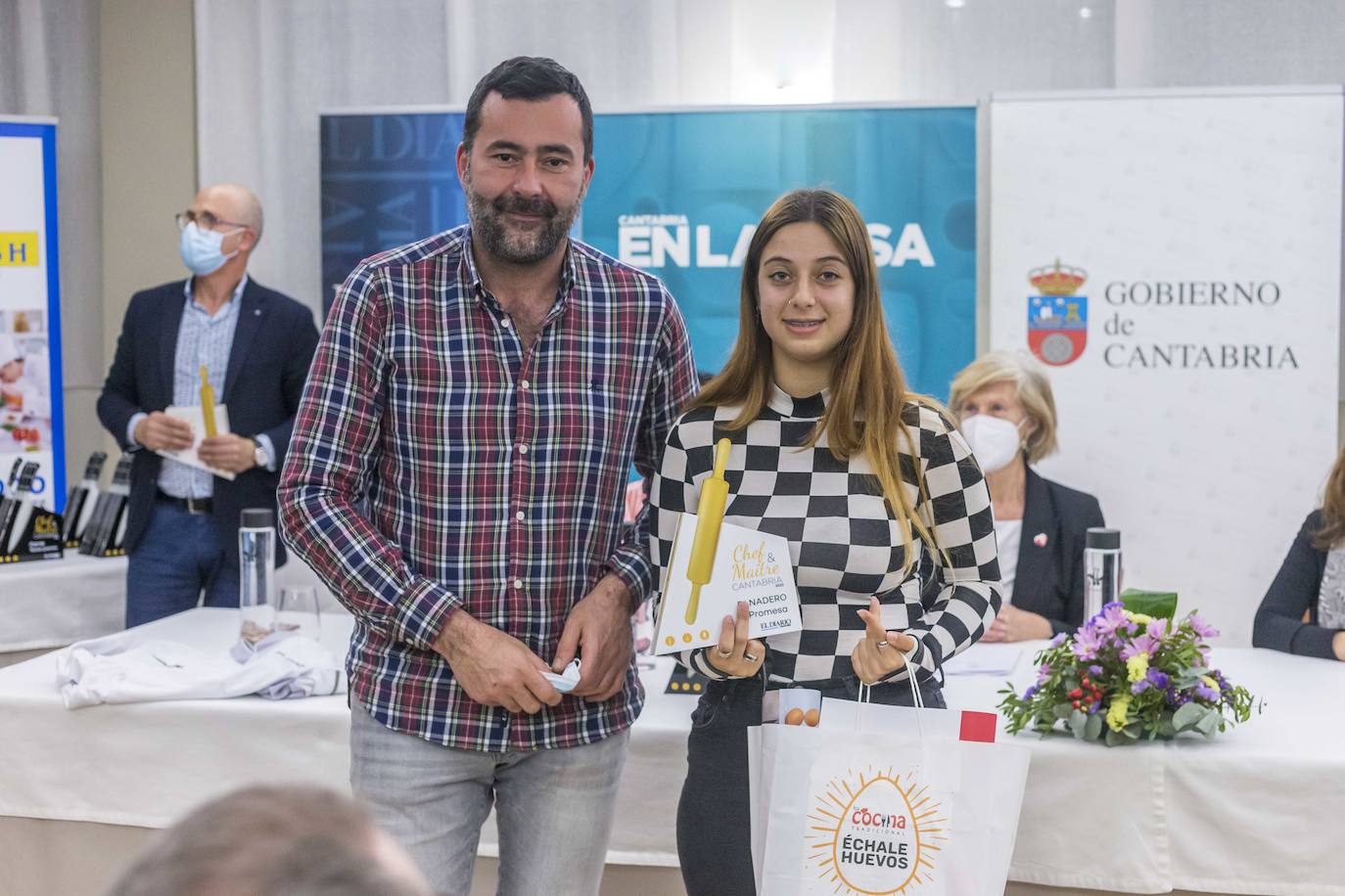 Toni González, del restaurante El Nuevo Molino, y Carmen Arroyo, de Peñacastillo, premio Chef Panadera Promesa.