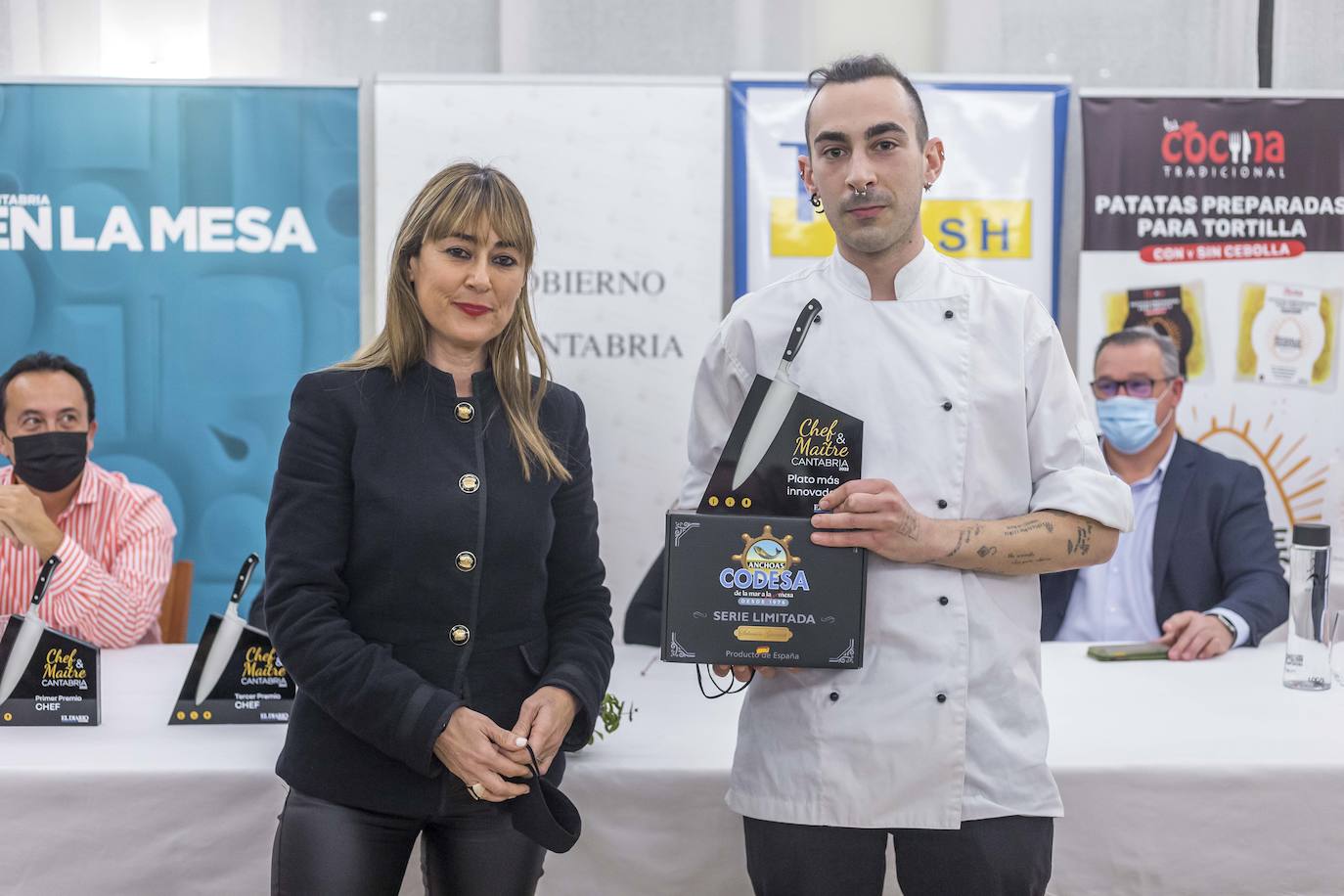 Marisa Hoyuela, de Lupa y Top Cash, y Juan Carlos Gómez, de Peñacastillo, premio Anchoas Codesa al plato más innovador. 