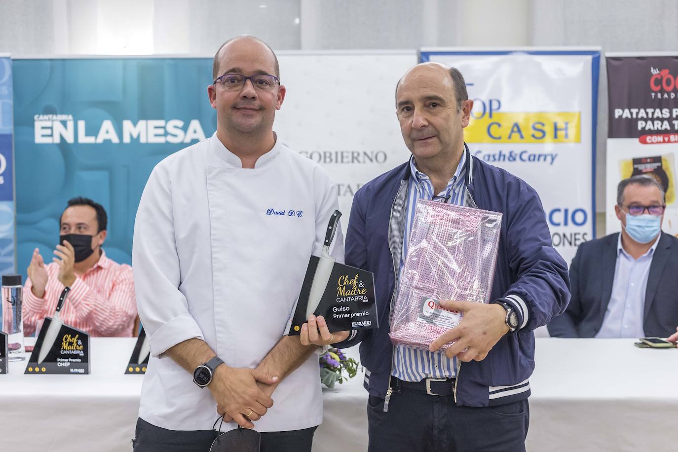 David Omaña, de Peñacastillo, primer premio en la categoría de guisos, y Galo Vena, de Quercus, empresa patrocinadora del premio.