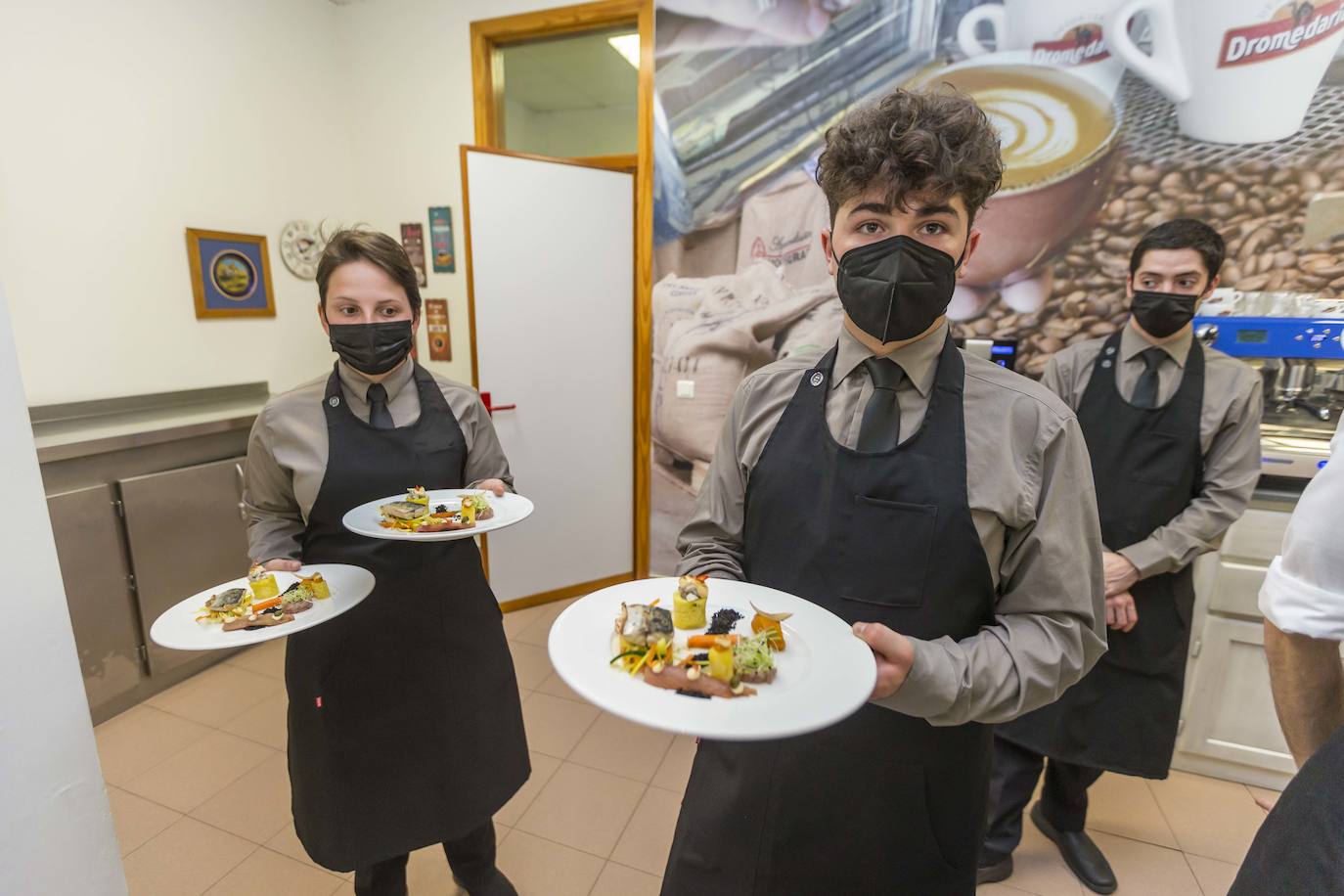 Alumnos del grado medio de Servicios en Restauración de Peñacastillo