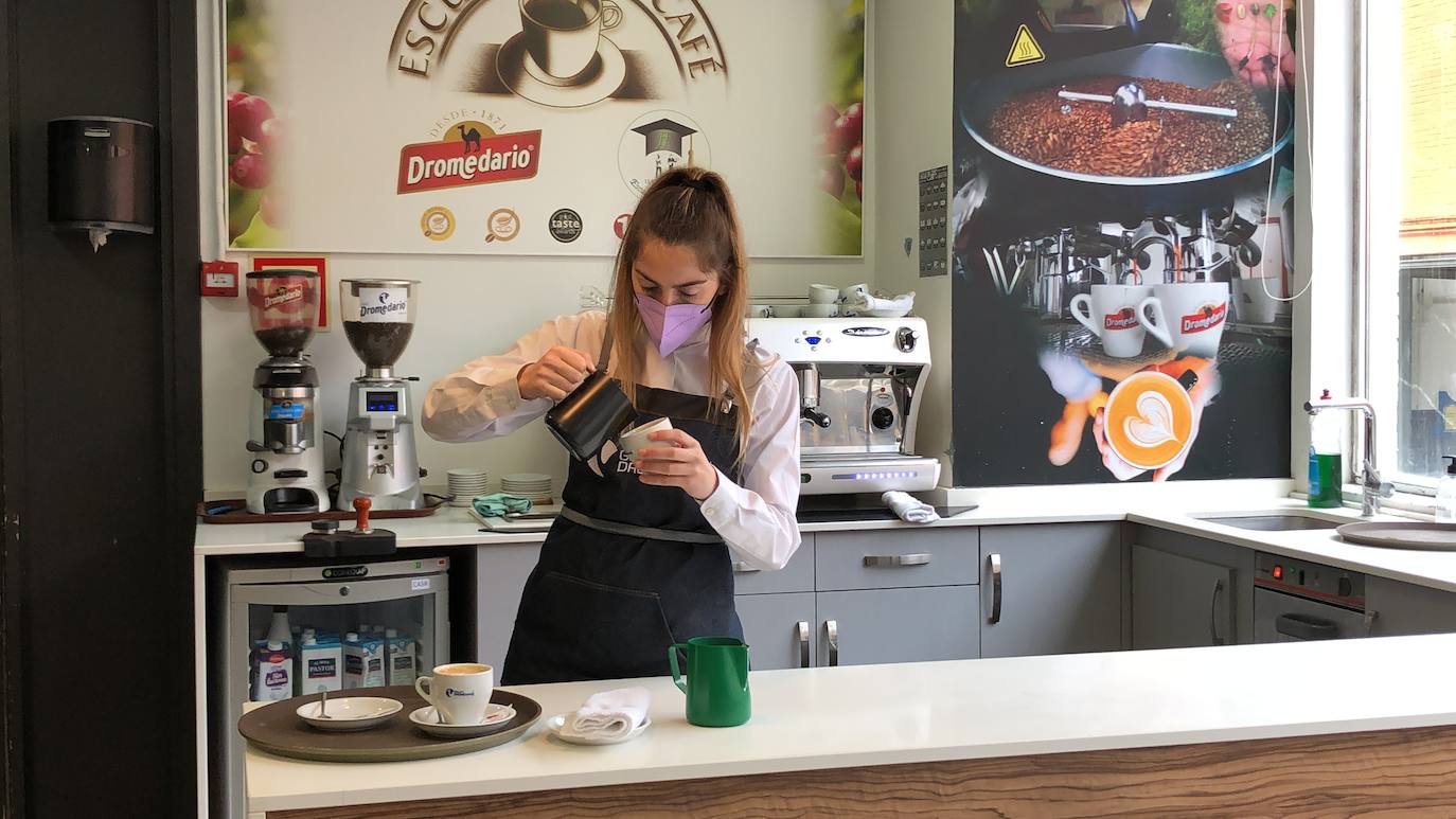 Veronica Bustio, segunda Maitre, prueba de café.