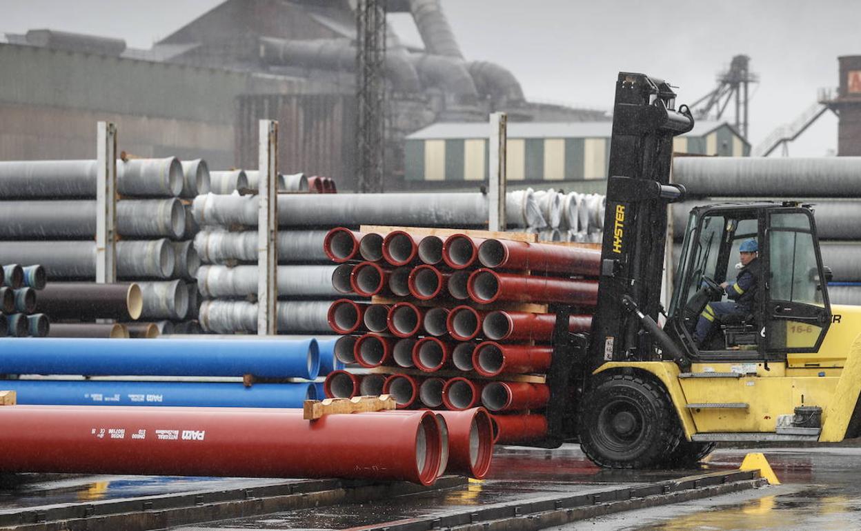 Un trabajador de la empresa Saint-Gobain, en Santander, traslada materiales en una imagen de archivo. 