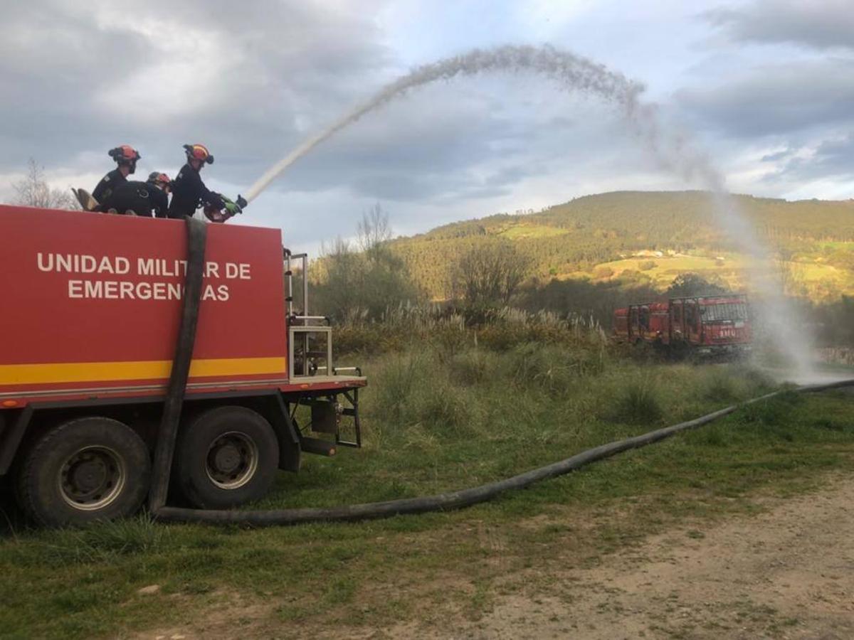 En las maniobras utilizan autobombas y motobombas.