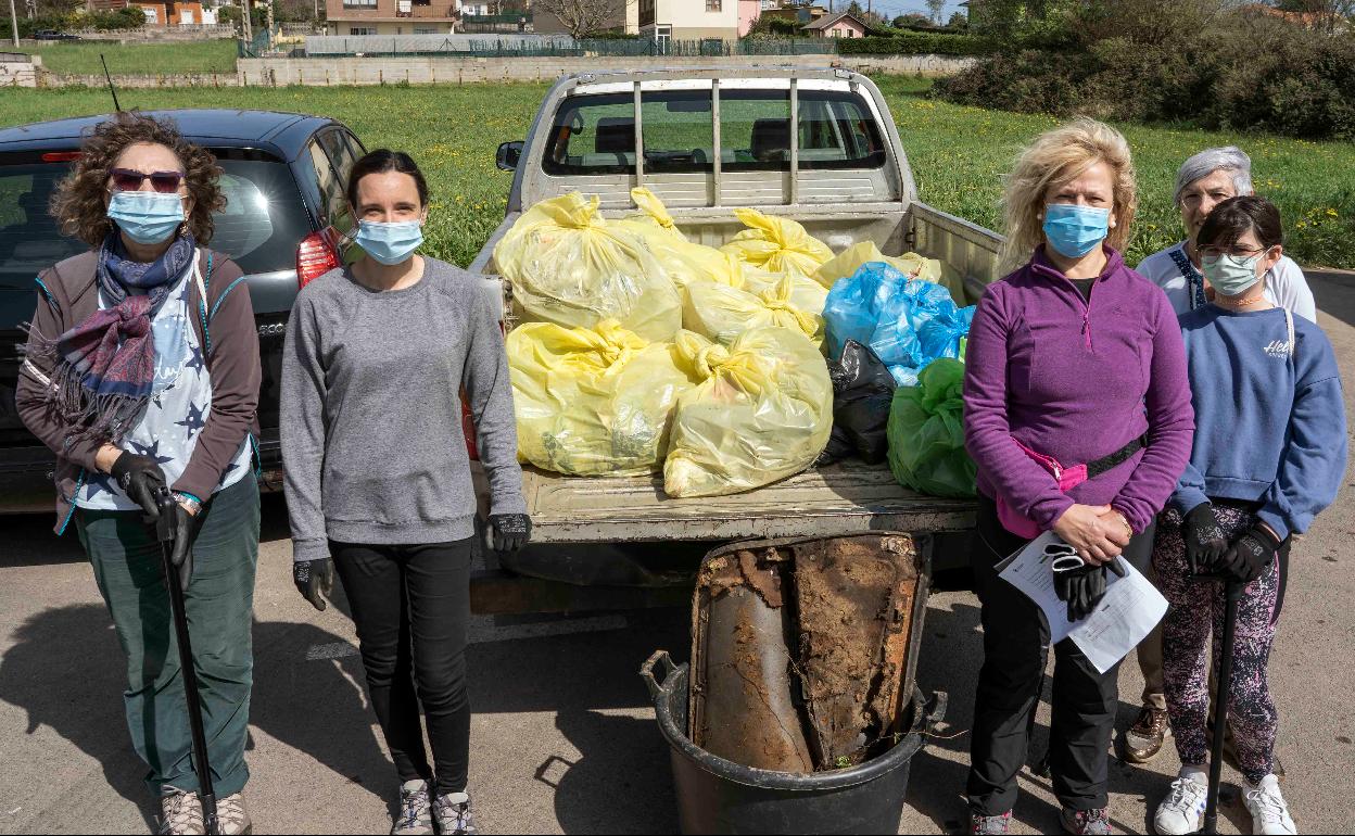 La edil de Medio Ambiente, María José Fernández (a la derecha, en primer término), posa junto a los voluntarios convocados por la iniciativa, este domingo, en Camargo.