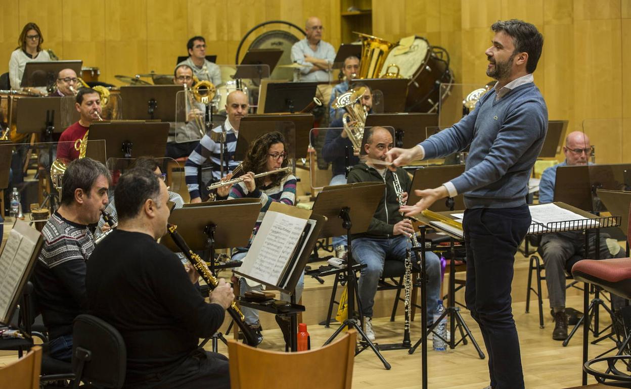 Ensayo de la banda Municipal de Santander, dirigida por director Vicent Pelechano.