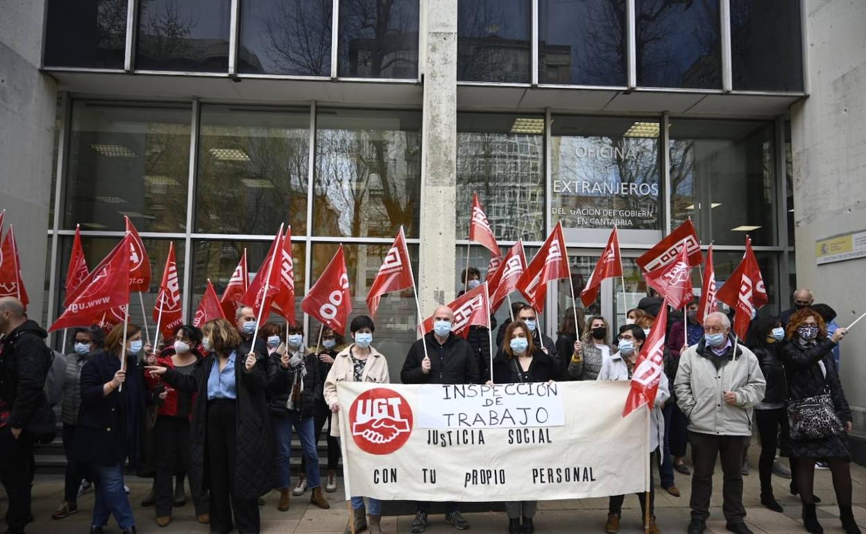 Los inspectores de trabajo se han concentrado esta mañana frente al edificio de Ministerios de Santander.