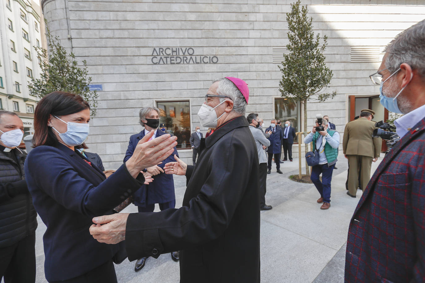 La alcaldesa de Santander a su llegada al acto de inauguración