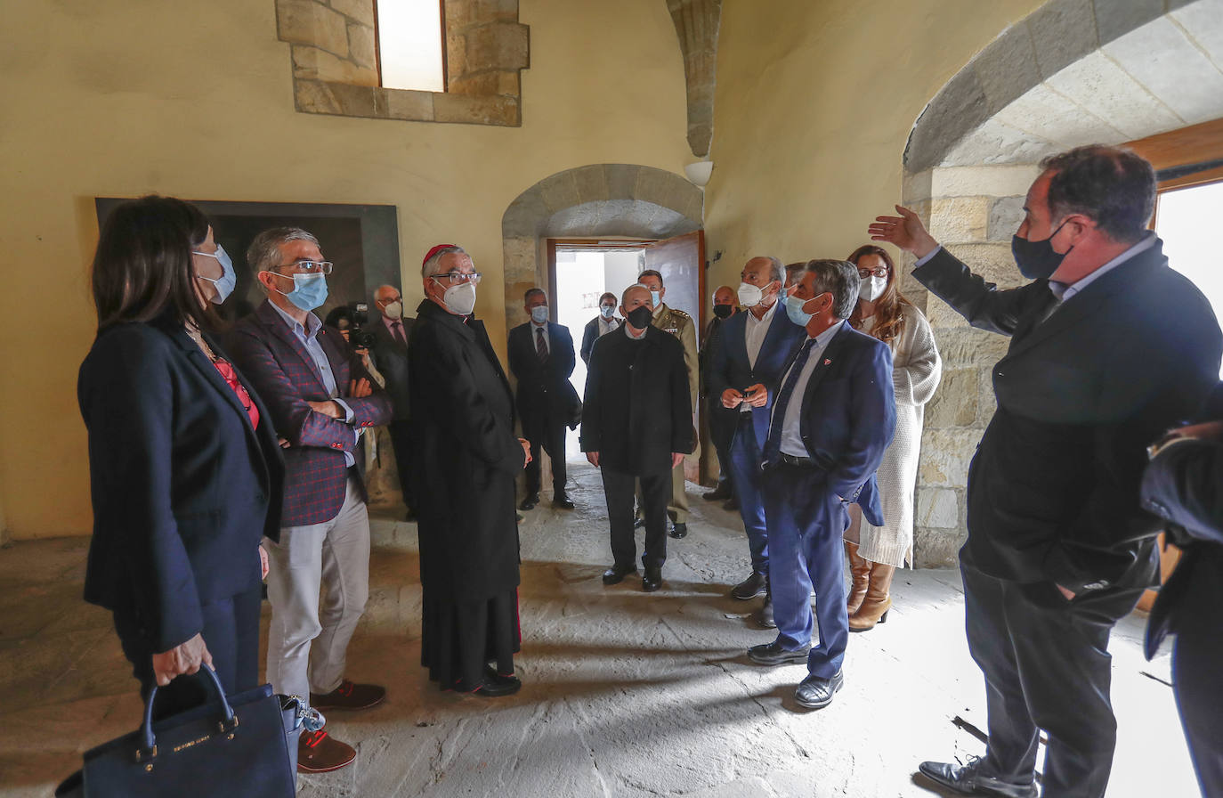 Las dependencias capitulares están ubicadas en la esquina sureste, -entre el claustro y la Catedral-, en un edificio neoclásico, construido tras el incendio de 1941