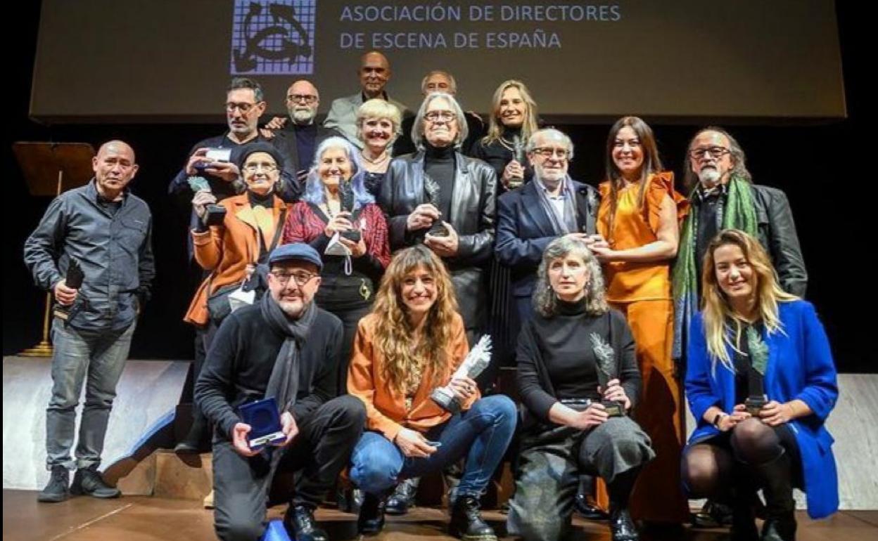 A la derecha, de pie, el director e intérpretes de La Machina Teatro, Paco Valcarce, Patricia Cercas y Fernando Madrazo, junto a otros premiados, en la gala celebrada en el Teatro de la Comedia de Madrid. 