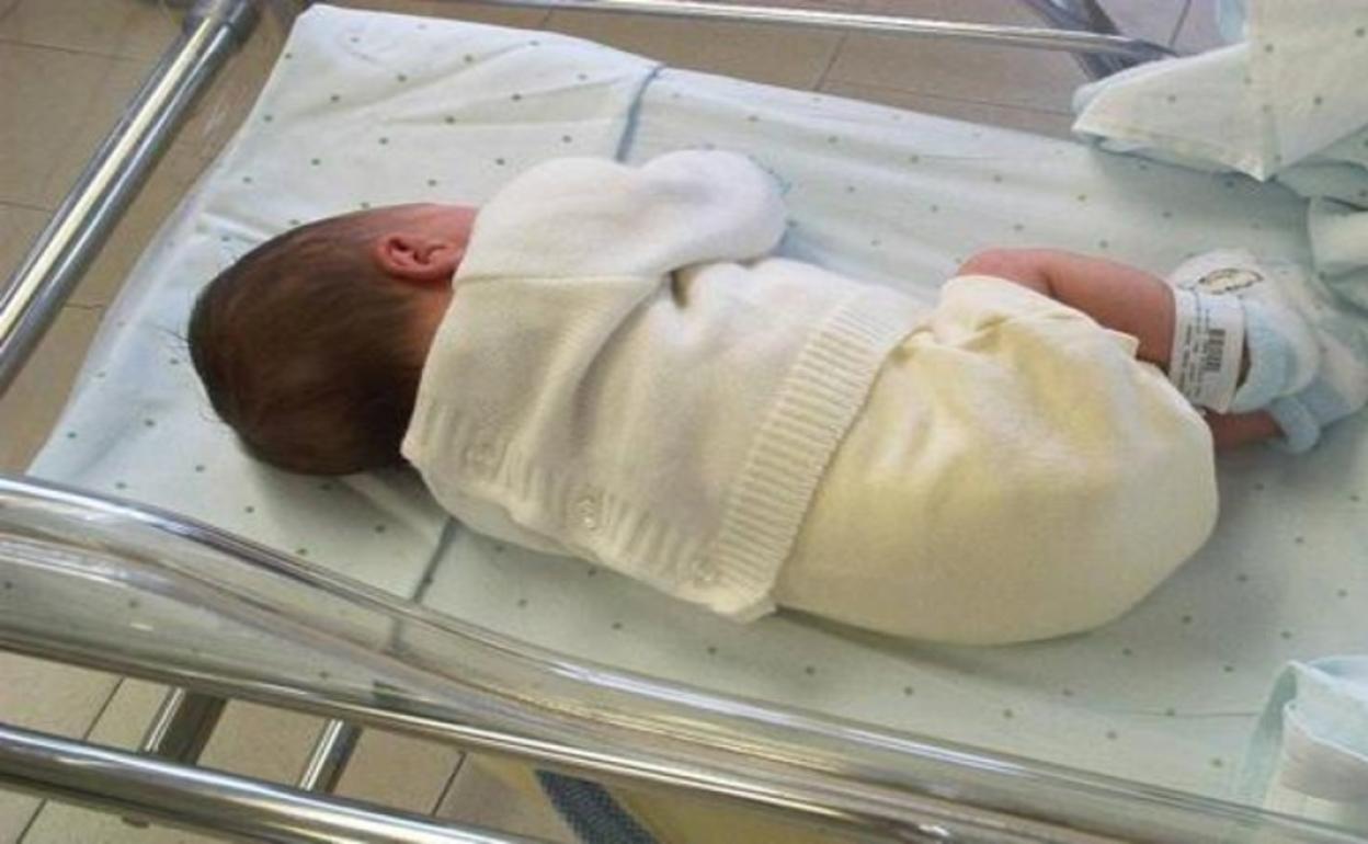 Un bebé recién nacido. 