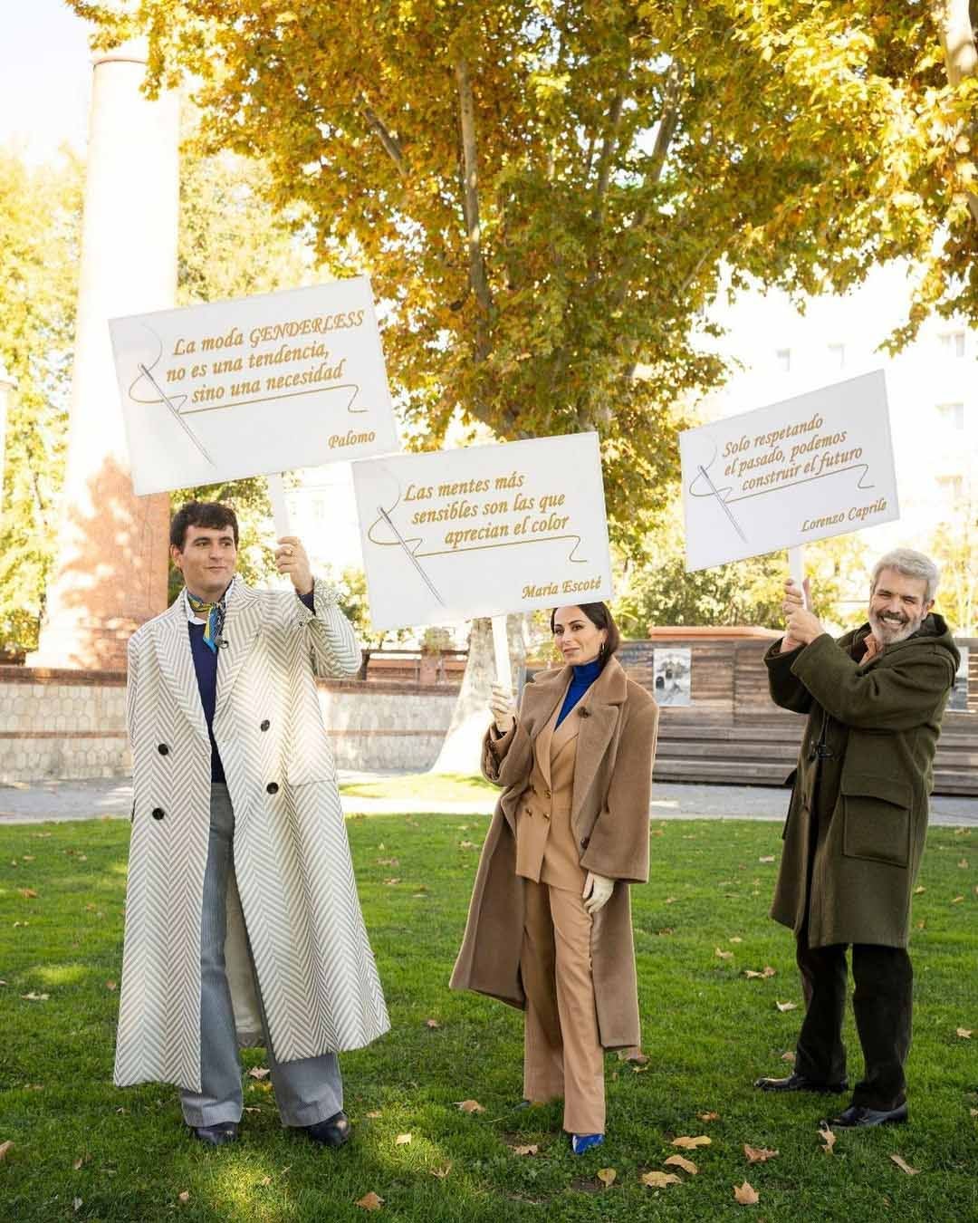 El jurado del programa con carteles para la 'manifestación' urbana que plantearon para reivindicar la moda española.