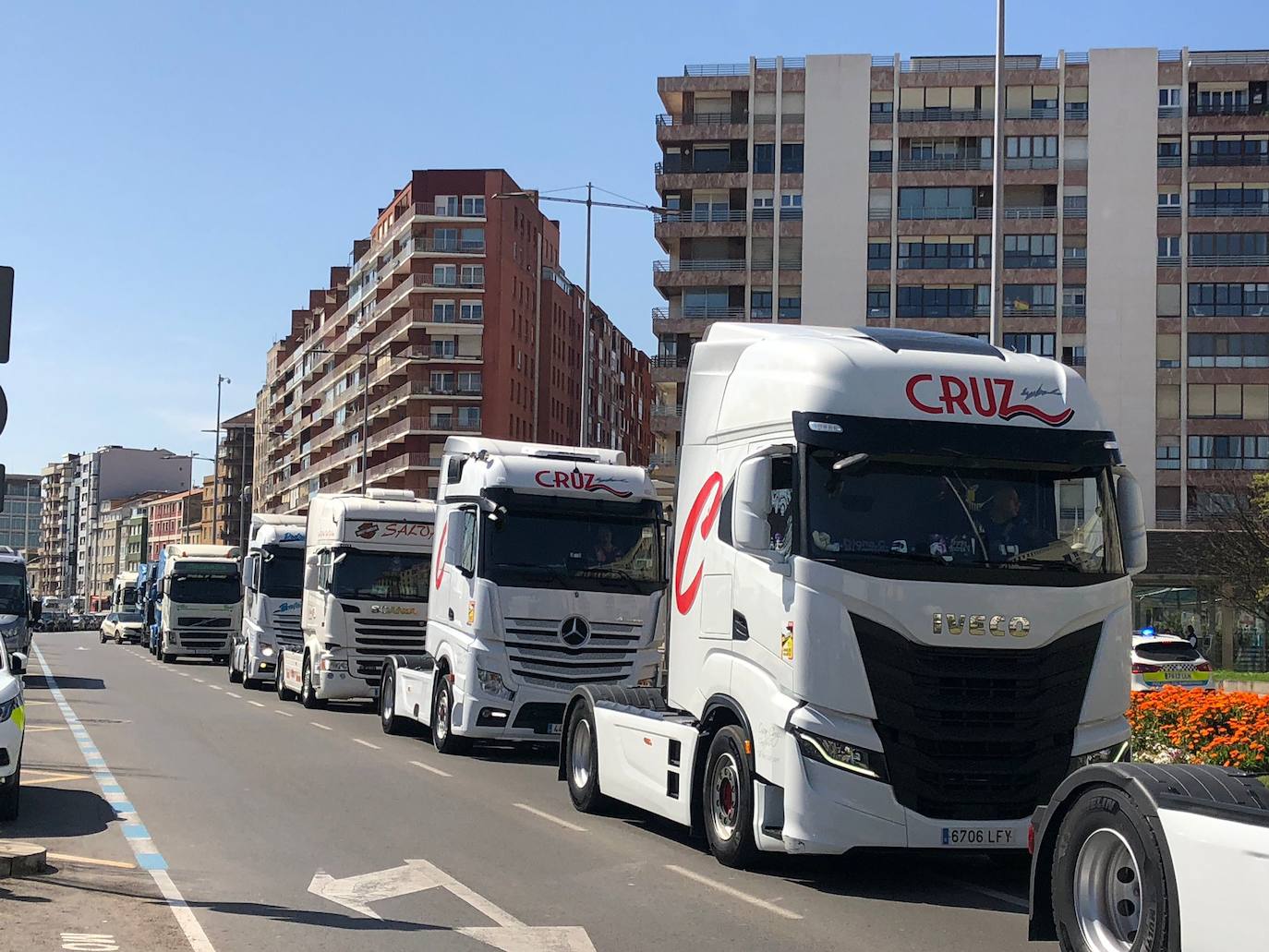 Fotos: La marcha lenta de los camioneros por el centro de Santander