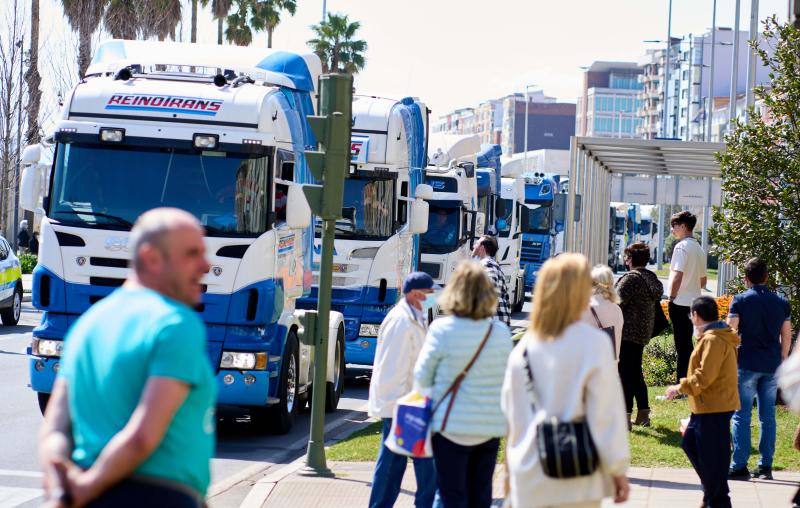 Fotos: La marcha lenta de los camioneros por el centro de Santander