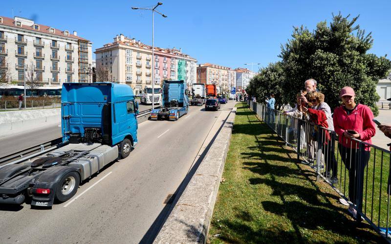 Fotos: La marcha lenta de los camioneros por el centro de Santander