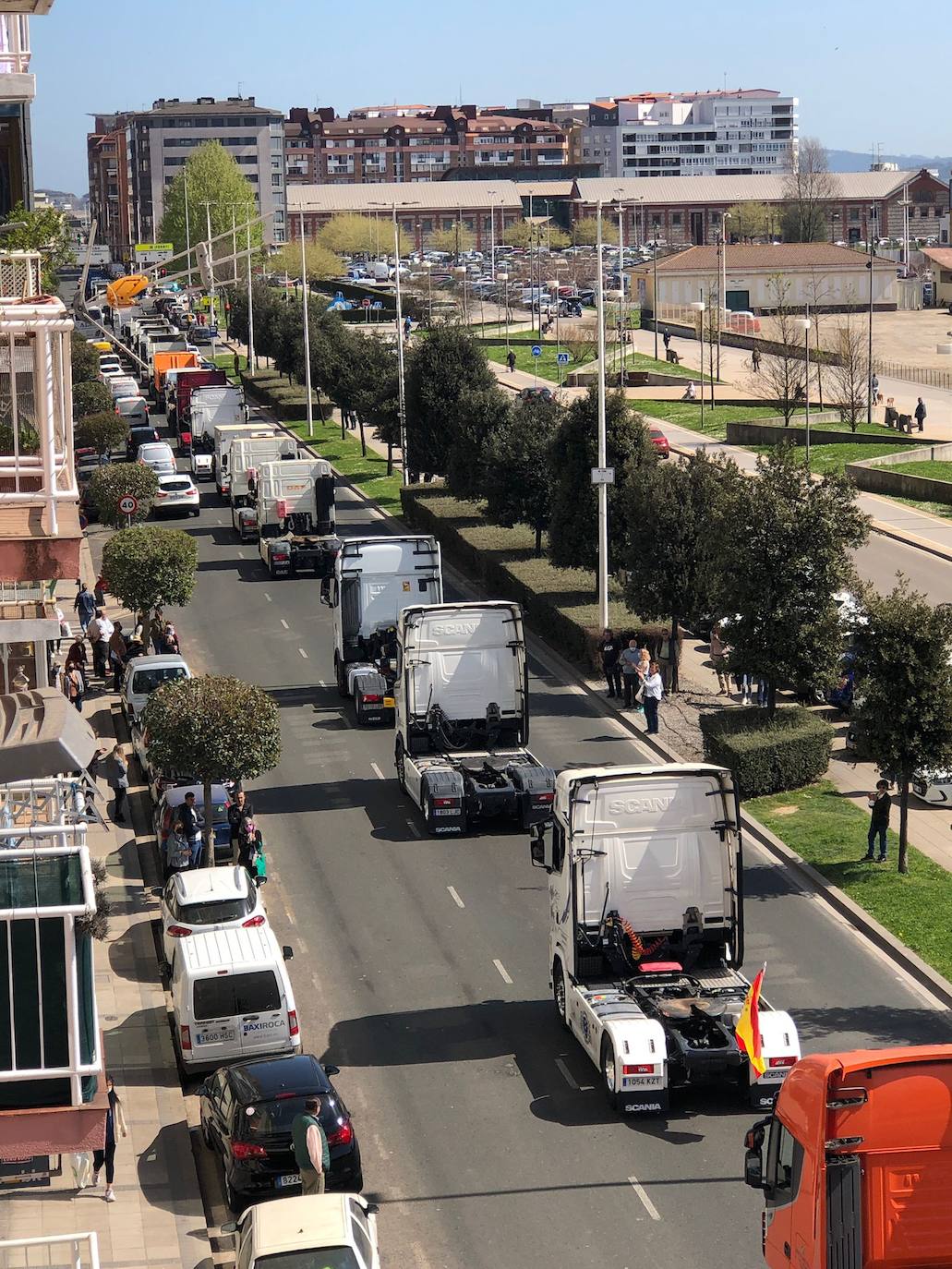 Fotos: La marcha lenta de los camioneros por el centro de Santander