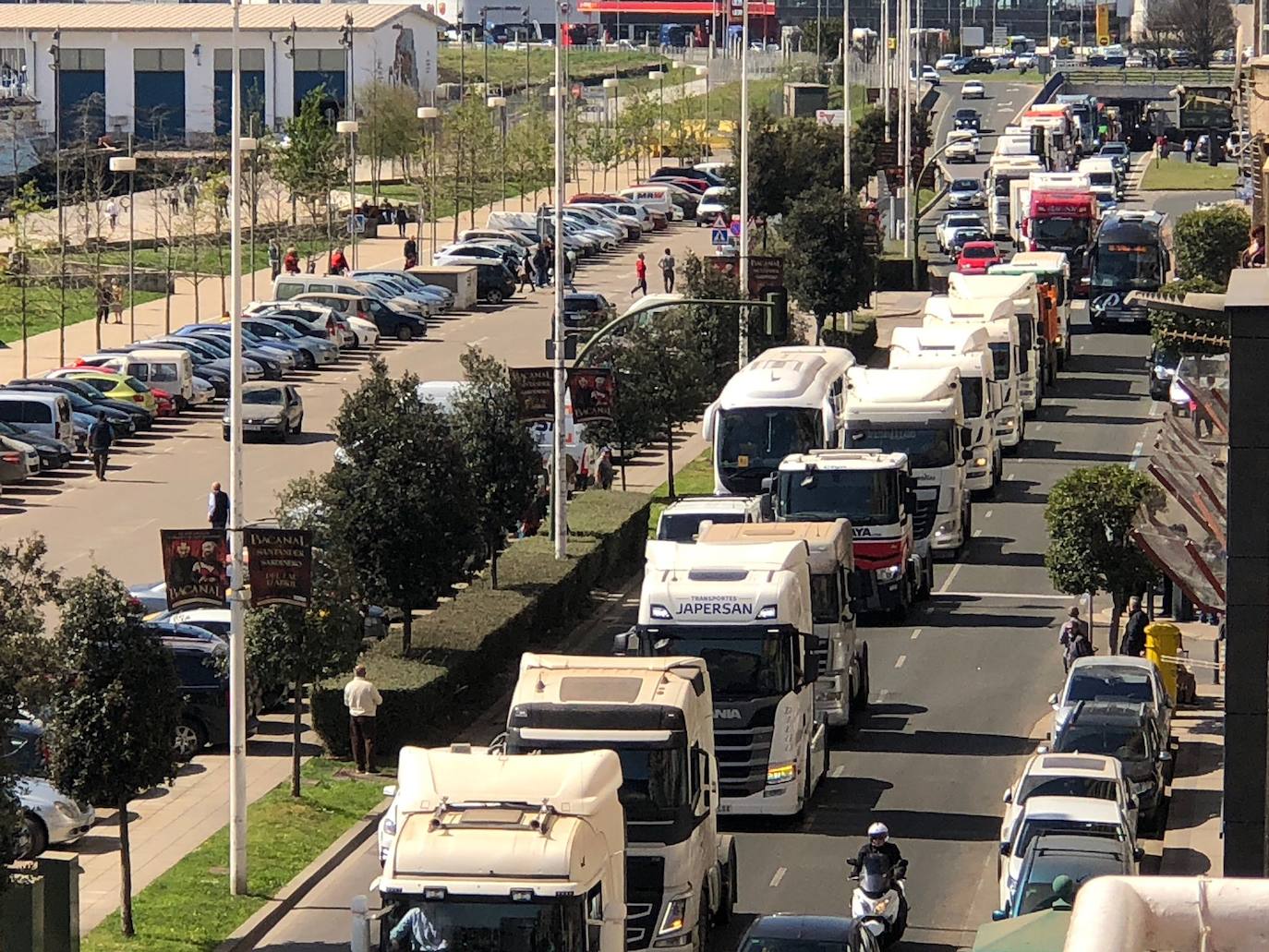 Fotos: La marcha lenta de los camioneros por el centro de Santander