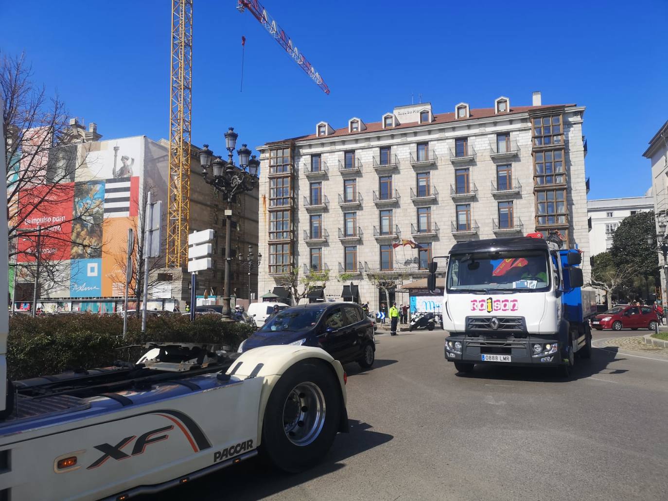 Fotos: La marcha lenta de los camioneros por el centro de Santander