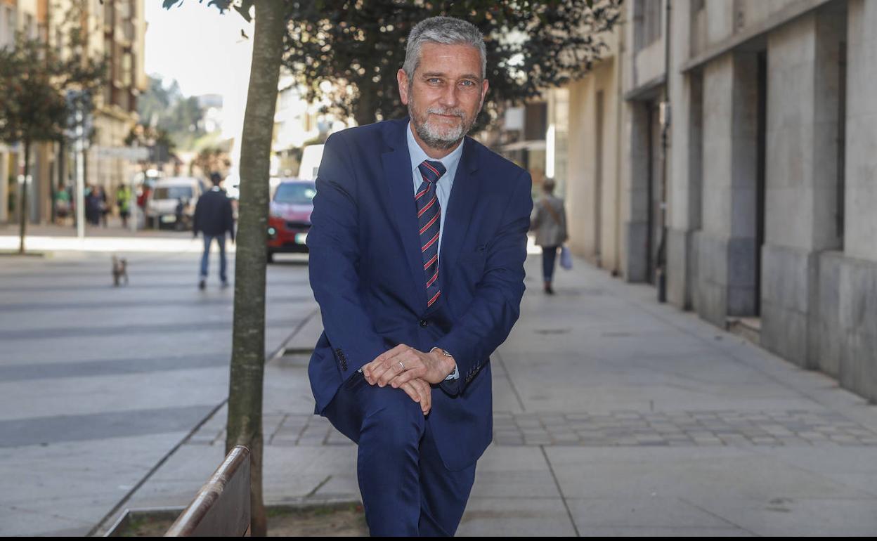 Javier Ceruti posa en la calle Cádiz de Santander. 