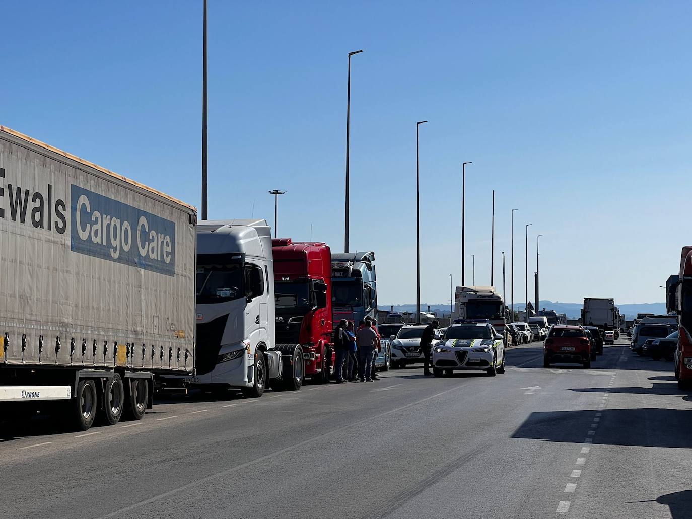 Durante más de una hora, los camiones y furgonetas fueron llegando a Raos para emprender juntos la marcha a Santander. La salida se retrasó hasta las 11.40, porque seguían llegando más y más vehículos y por un problema inesperado con el permiso de la Delegación del Gobierno, que finalmente se solventó.