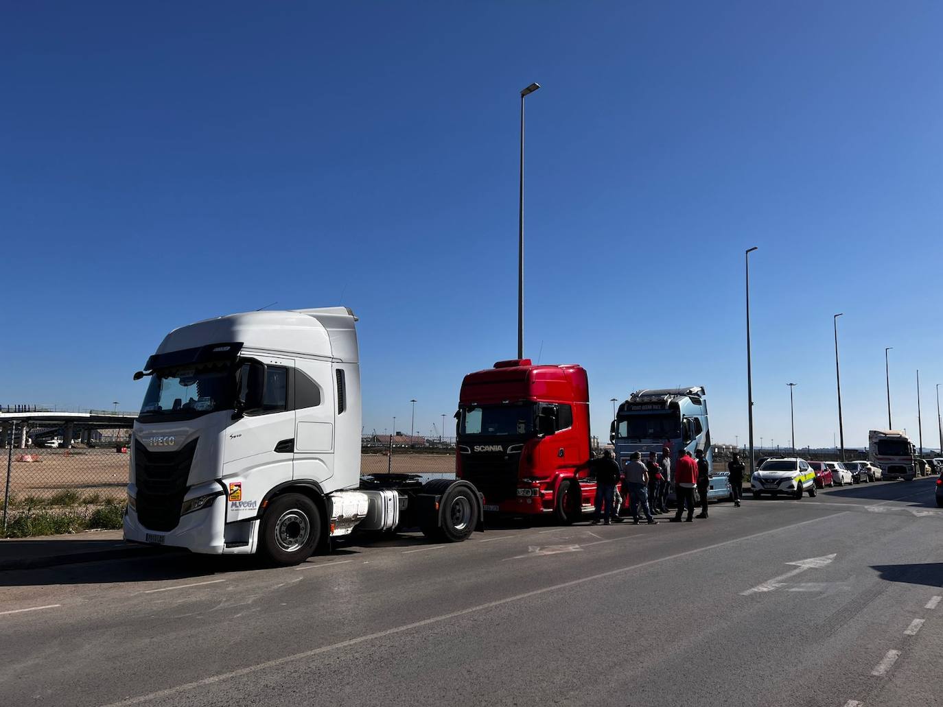 Durante más de una hora, los camiones y furgonetas fueron llegando a Raos para emprender juntos la marcha a Santander. La salida se retrasó hasta las 11.40, porque seguían llegando más y más vehículos y por un problema inesperado con el permiso de la Delegación del Gobierno, que finalmente se solventó.