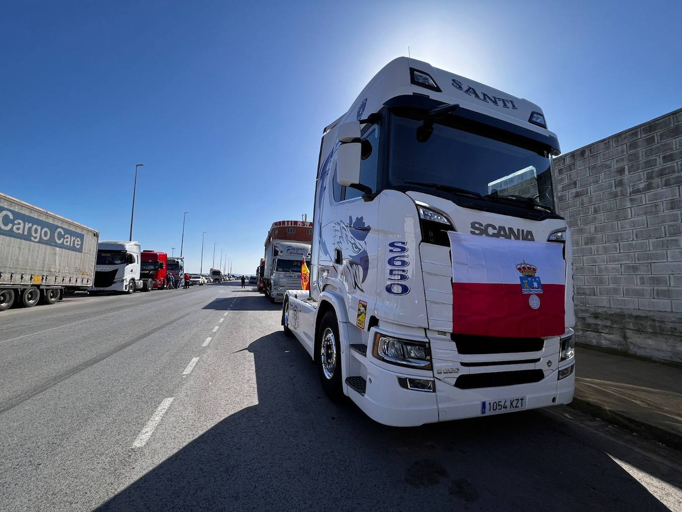 Durante más de una hora, los camiones y furgonetas fueron llegando a Raos para emprender juntos la marcha a Santander. La salida se retrasó hasta las 11.40, porque seguían llegando más y más vehículos y por un problema inesperado con el permiso de la Delegación del Gobierno, que finalmente se solventó.