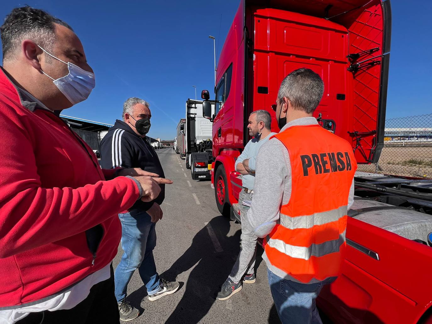 Durante más de una hora, los camiones y furgonetas fueron llegando a Raos para emprender juntos la marcha a Santander. La salida se retrasó hasta las 11.40, porque seguían llegando más y más vehículos y por un problema inesperado con el permiso de la Delegación del Gobierno, que finalmente se solventó.