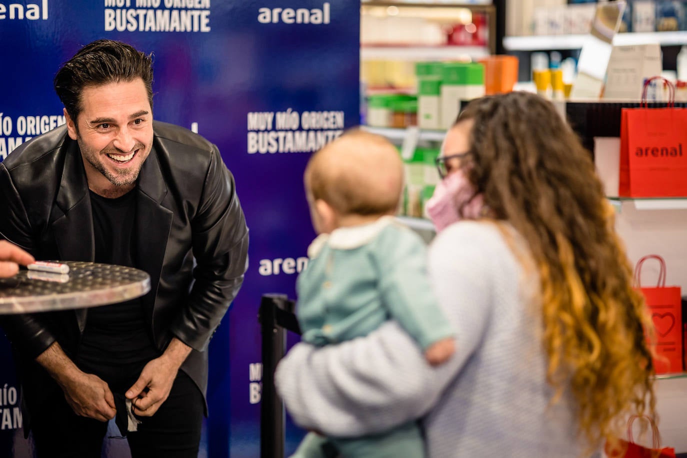 El cantante presentó su nueva fragancia, 'Muy Mío Origen', en un evento que reunió a sus fans más fieles, encantados del reencuentro con su ídolo.